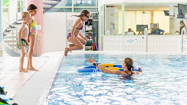 Beim Schwimmen lernen ist es wichtig, dass die Kinder sich wohlfühlen und Spaß haben. Dafür sorgt Ramona Weidinger in ihren Kursen in der Frankentherme in Bad Königshofen.