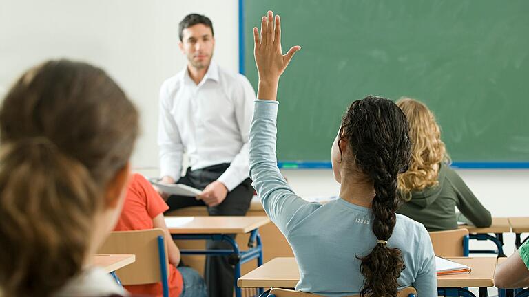 Das machen Bayerns Gymnasiallehrer am liebsten: in der Klasse unterrichten. Immer mehr Zeit müssen sie aber für Konferenzen, Sitzungen oder Korrekturen aufbringen.