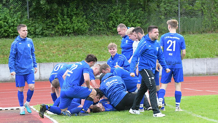Der FC 06 Bad Kissingen sichert sich den Klassenerhalt       -  In einer Jubeltraube verschwunden ist Jonas Eschenbacher, der spät für den FC 06 Bad Kissingen getroffen und damit den Klassenerhalt klar gemacht hatte.