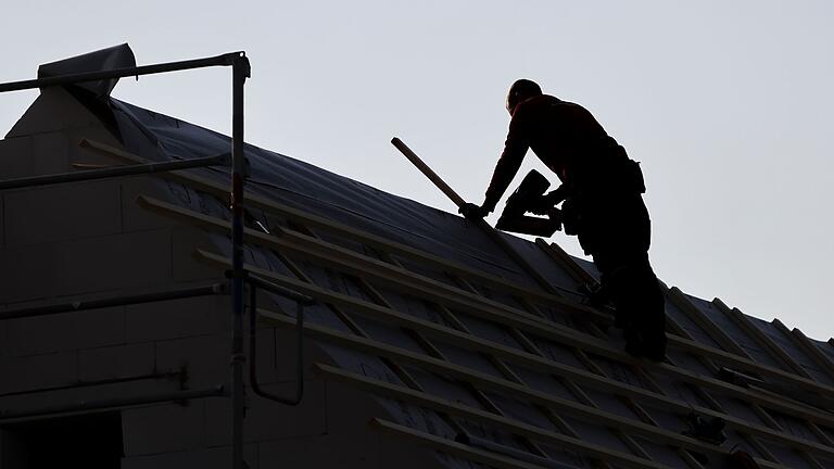 Handwerker       -  Dachdecker bekommen nach einem neuen Tarifabschluss deutlich mehr Geld (Archivbild).