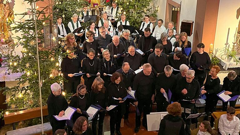 Mehr als 80 Mitwirkende gestalteten ein stimmungsvolles Adventskonzert in Tiefenthal, dessen Erlös die DJK Tiefenthal zusammen mit dem Gewinn aus den diesjährigen Adventsfenstern an die Stiftung 'Offene Hände' spendet.