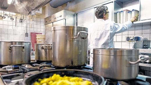 Betriebskontrolle: Ein Lebensmittelkontrolleur untersucht auch die Küchen von Restaurants. Große Skandale wurden in den letzten Jahren aber nicht aufgedeckt.