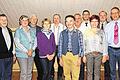 Urgesteine des Sportvereins       -  (schd)   Der Turn- und Sportverein (TSV) ehrte bei der Weihnachtsfeier verdiente Mitglieder. Vorab ließ zweiter Vorsitzender Andreas Wilkening das Jahr Revue passieren. Er berichtete von vielen Erfolgen. Geehrt wurden für 25-jährige Mitgliedschaft Irene Göbel, Michael Lutz, Udo Melber, Theresia Riegler und Martin Schmee, zudem Günter Melber, der im Jugendfußball als Betreuer und Trainer fungiert, sowie Daniela Mützel, die als Korbballtrainerin die Jugend nach vorne brachte. 40 Jahre gehören Max Keller, Ernst Lutz, Helga Metzger und Margarete Scholl dem TSV an, ebenso Irene Gessner, die als Schriftführerin tätig war. Auch Karl Metzger ist seit 40 Jahren Mitglied. Er war 24 Jahre Vereinsbeirat, emsiger Helfer und Fußballtrainer. Manfred Breitenbach, der als Fußballtrainer, im Prüfungsausschuss und lange Jahre als Vorsitzender die Belange des TSV mitgestaltete, hält ebenfalls seit 40 Jahren dem TSV die Treue. Tiziano Marcato blickt auch auf 40 Jahre Vereinszugehörigkeit zurück. Er hat schon viele Trikotsätze gesponsert. Für 50 Jahre Treue wurde Norbert Köhler geehrt. Die Liste seines Engagements ist lang: Abteilungsleiter, Trainer, Betreuer, Vereinsbeirat und Ausschussmitglied sowie die Pflege der Rasenplätze. Hilmar Weth wurde für 60 Jahre gewürdigt.