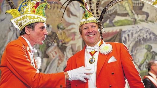Wechsel: Der bisherige Sitzungspräsident der KaGe Elferrat Burkard Pfrenzinger (links) und sein Nachfolger Dieter Blendel. Wechsel: Der bisherige Sitzungspräsident der KaGe Elferrat Burkard Pfrenzinger (links) und sein Nachfolger Dieter Blendel.