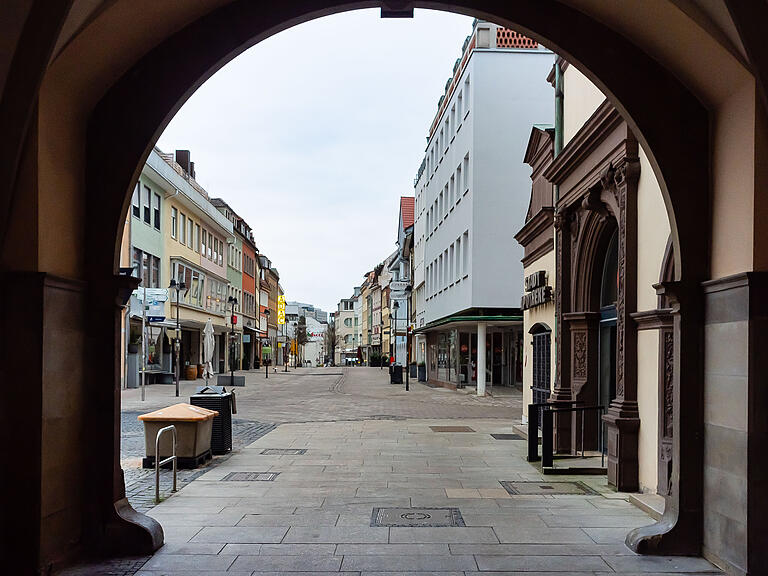 Blick vom Rathausdurchgang in die Rückertstraße heute. Blick vom Rathausdurchgang in die Rückertstraße heute. 