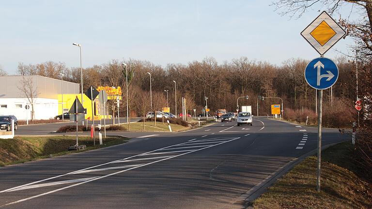 Auf der Straße vor dem Netto-Logistikzentrum am Kitzinger Stadtrand stauen sich zu bestimmten Zeiten immer wieder die Laster.