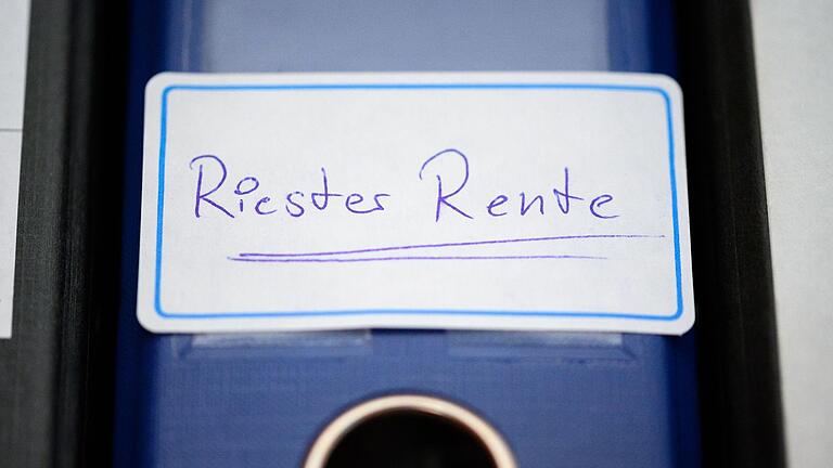 Riester-Rente.jpeg       -  Die Riester-Rente ist eine freiwillige Zusatzrente und wohl im Niedergang. Doch der Ausstieg kostet die Versicherten meist viel Geld.