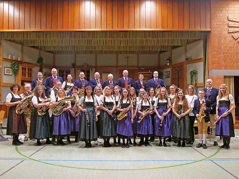 Die Musikkapelle Erbshausen-Sulzwiesen bei der Feier ihres 40-jährigen Gründungsjubiläums mit ihrem Dirigenten und Vereinsvorsitzenden Jörg Rath (Zweiter von rechts). Die Musikkapelle Erbshausen-Sulzwiesen bei der Feier ihres 40-jährigen Gründungsjubiläums mit ihrem Dirigenten und Vereinsvorsitzenden Jörg Rath (Zweiter von rechts).