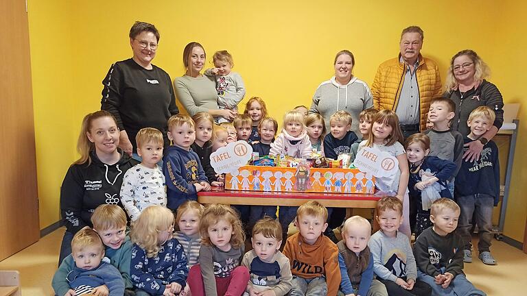 Die Kinder übergaben Winfried Meißner die Spenden für die Tafel Schweinfurt.