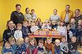 Die Kinder übergaben Winfried Meißner die Spenden für die Tafel Schweinfurt.