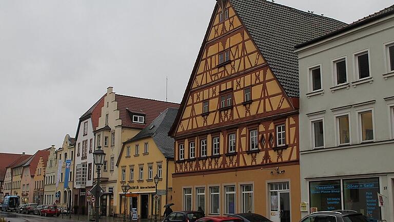 Die Haßfurter Altstadt: Im großen Fachwerkhaus auf der rechten Seite sollte ein de-Vries-Museum entstehen, doch der Stadtrat lehnte das Projekt ab.