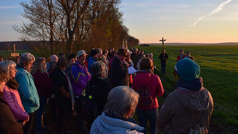 Station bei Sonnenaufgang – Symbol der österlichen Zuversicht.