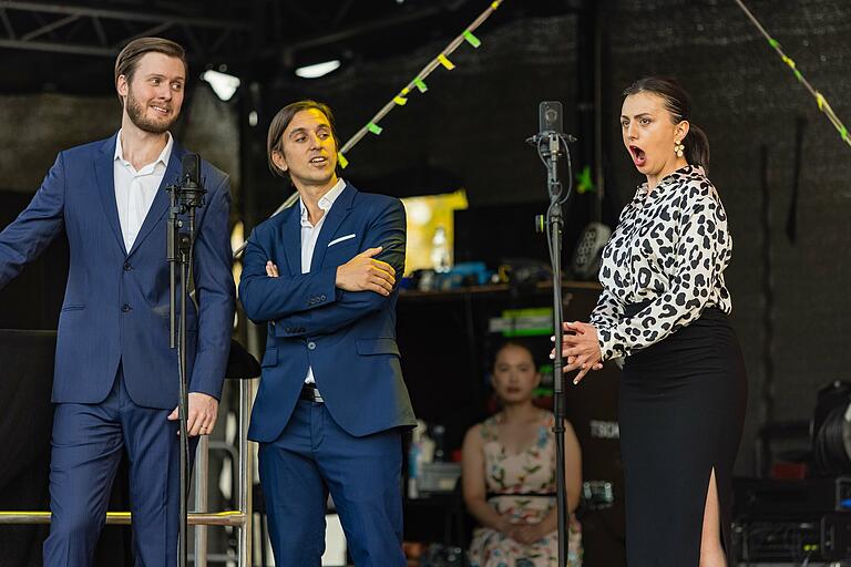 Leporello (links, Gustavo Müller) und Don Giovanni (Hernan Atilio Vuga) mit Donna Elvira (Marianna Martirosyan).