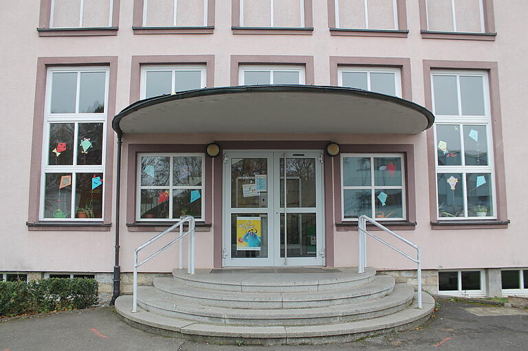 Die Regierung von Unterfranken wird den Neubau einer Grundschule am Lülsfelder Weg fördern. Die Sanierung des alten Gebäudes ist damit vom Tisch.