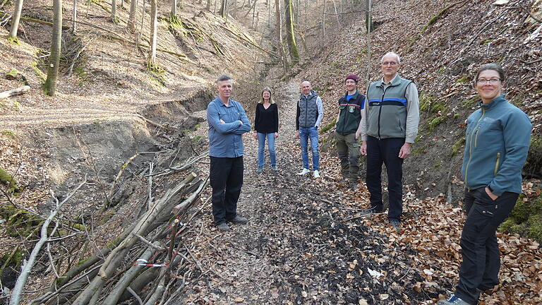 Darüber, dass der Schlangenweg wieder begehbar ist, freuen sich (von links) Wanderwart Klaus Riegler, ILE-Managerin Ulla Schmidt, Marco Depner von der Gemeinde Knetzgau, Revierleiter Johannes Erben, Andreas Leyrer vom AELF und Forstbetriebsleiterin Barbara Ernwein. Darüber, dass der Schlangenweg wieder begehbar ist, freuen sich (von links) Wanderwart Klaus Riegler, ILE-Managerin Ulla Schmidt, Marco Depner von der Gemeinde Knetzgau, Revierleiter Johannes Erben, Andreas Leyrer vom AELF und Forstbetriebsleiterin Barbara Ernwein.