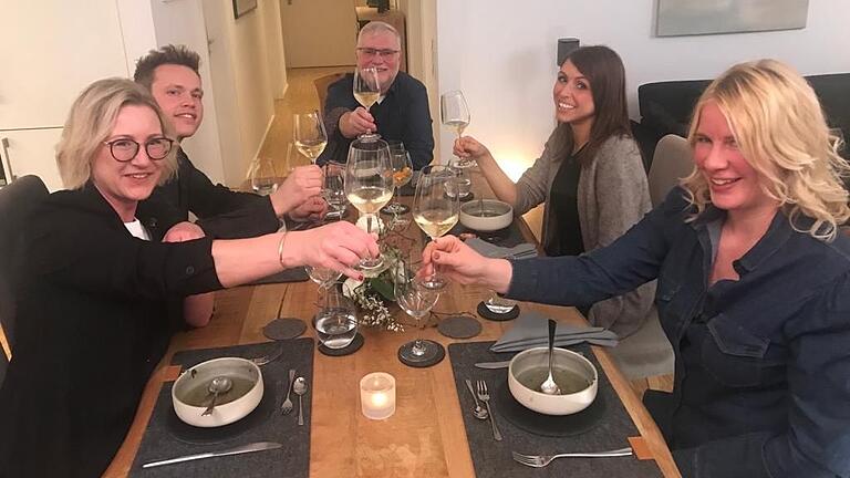 Die unterfränkischen Hobby-Köchinnen und -Köche der Vox-Show&nbsp; 'Das perfekte Dinner' (von links): Nadine Wermuth aus Kitzingen, Timo Heßdörfer aus Karlstadt, Gastgeber Andreas Limberger aus Kitzingen, Nicole aus Würzburg und Gillian Kleinhans aus Kleinlangheim.