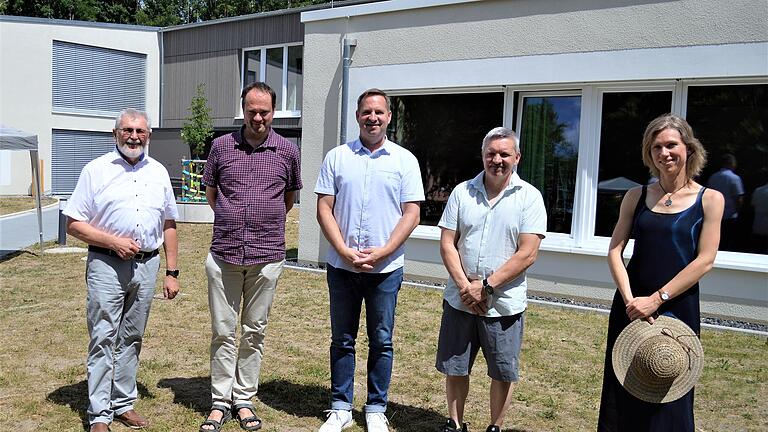 Freuen sich über das neue Wohngebäude im Salem-Dorf in Höchheim (von links): die beiden Salem-Geschäftsführer Gerhard Lipfert und Samuel Müller, Architekt Armin Röder, Höchheims Bürgermeister Michael Hey und Einrichtungsleiterin Marianne Bär.