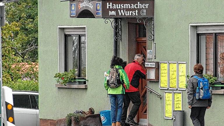 Der Gasthof Straßlücke, an der früheren B 8 bei Bischbrunn gelegen, wird geschlossen. Friedrich Roßmann hatte den Betrieb 1980 von seinem Vater Hermann übernommen, wie dieser vorher von seinem Vater. Dass sich Roßmann mit Schließungsgedanken trug, war schon lange kolportiert worden. Der Gasthof Straßlücke, an der früheren B 8 bei Bischbrunn gelegen, wird geschlossen. Friedrich Roßmann hatte den Betrieb 1980 von seinem Vater Hermann übernommen, wie dieser vorher von seinem Vater. Dass sich Roßmann mit Schließungsgedanken trug, war schon lange kolportiert worden.