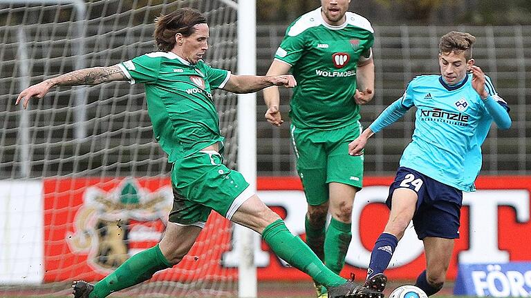 Fussball, Regionalliga Bayern, 1. FC Schweinfurt 05 - FV Illertissen       -  Verlängerer gegen Wechsler: Lukas Billick (links), der dem FC 05 Schweinfurt nun bis 2020 erhalten bleiben wird, stört mit langem Bein die Kreise von Alexander Nollenberger, den es vom FV Illertissen zum FC Bayern München II gezogen hat.