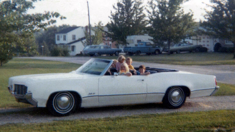 Ursel White am Steuer des Oldsmobile Delta 88. Das Auto hatte zuvor Neil Armstrong gefahren.