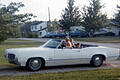 Ursel White am Steuer des Oldsmobile Delta 88. Das Auto hatte zuvor Neil Armstrong gefahren.