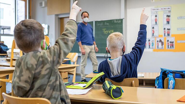 Im Klassenzimmer sitzen, sich melden, Gruppenregeln akzeptieren: Das muss teilweise nach langen Homeschooling-Phasen erst wieder eingeübt werden.&nbsp;