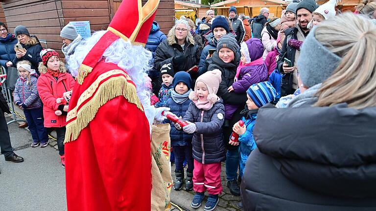 Für jedes Kind hatte der Nikolaus auf dem Höchberger Christkindlesmarkt einen Schokoladennikolaus dabei.