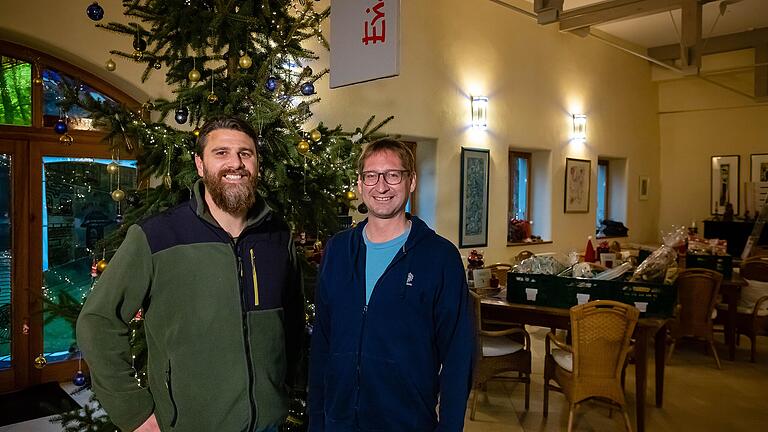 Hausvater Peter Fleischhauer und Vorstandsvorsitzender Gerald Möhrlein freuen sich auf das Weihnachtsfest im Erich Kästner Kinderdorf.