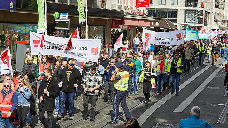 An die 1000 Streikende gingen nach Angaben der Polizei bereits am vergangenen Mittwoch in Würzburg auf die Straße.&nbsp;