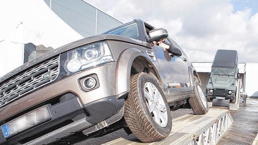 Exklusive Autos und ein spannender Parcours       -  (ca)   Der Land Rover Discovery Sport war der Star beim Tag der Offenen Tür, zu dem das Jaguar Land Rover-Autohaus anlässlich der Eröffnung des neuen Firmensitzes eingeladen hatte. Auf einem eigens angelegten Parcours im Gewerbegebiet Wachtelberg stellte der SUV unter Beweis, dass er auch außerhalb befestigter Straßen einiges drauf hat. Problemlos meisterte er Schräglagen, zeigte, dass er selbst auf Rollen nicht durchdreht und kraxelte steilste Rampen von bis zu 25 Prozent hoch. Möglich macht dies allerlei Steuerungstechnik vom Terrain-Response-System bis zum intelligenten Wasserstandsmelder. Mit einem Fahrtrainer, der genau erklärte, was gerade passiert und welches Gerät den Fahrer beim Geländeabenteuer unterstützt, konnten sich Autofreunde mit auf den Rundkurs begeben. Geschäftsführer Andreas Hofmann fiel es schwer abzuschätzen, wie viele Besucher am Samstag einen Blick in die neuen, mit viel Glas und Aluminium gestalteten Verkaufsräume warfen: &bdquo;Es war ein Kommen und Gehen&ldquo;, schilderte er. &bdquo;Das sonnige Wetter lockte auch viele Familien an.&ldquo; Gut 1000 Besucher dürften es gewesen sein, die bei Live-Musik und Bratwurst, Kaffee und Kuchen die Jaguar- und Land-Rover-Modelle genauer unter die Lupe nahmen oder sich die mit modernster Prüftechnik ausgerüstete Werkstatt erklären ließen. Manch einer kam von weit her. Das nahe der Autobahn gelegene Autohaus hat einen Einzugsbereich von 100 Kilometern. Mehr Bilder unter www.mainpost.de.
