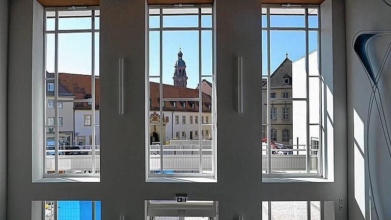 Schon fast wie ein Kunstwerk: Der Blick aus dem Tagungshaus durch die schönen Fenster aus den 50er Jahren.