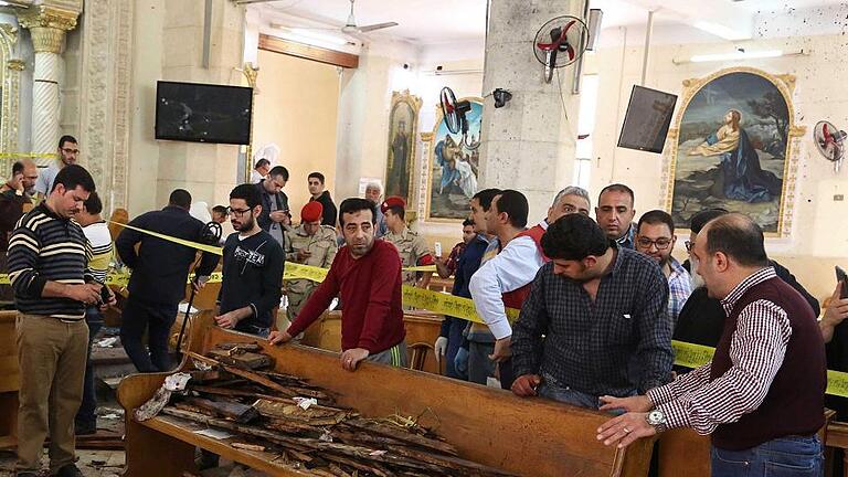 EGYPT-BOMBING-CHRISTIANS       -  Nach dem Anschlag in der Kirche St. Georg in der ägyptischen Stadt Tanta