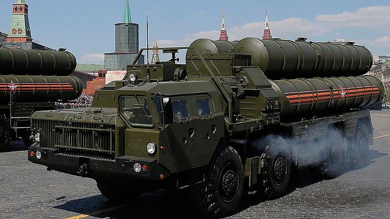 Russsiches Flugabwehrsystem S-400       -  Ein russisches Flugabwehrsystem S-400 fährt während einer Militärparade über den Roten Platz in Moskau. Wegen des geplanten Kaufs dieses Systems durch die Türkei leiten die USA Schritte zum Ausschluss des Nato-Partners aus dem F-35-Kampfjetprogramm ein.