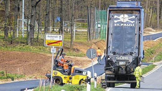 Bürgerweg im Mai fertig - Der sogenannte Bürgerweg entlang der Staatsstraße vom Dorf in Richtung Sportgelände und Waldweg in Seifriedsburg. Bürgerweg im Mai fertig - Der sogenannte Bürgerweg entlang der Staatsstraße vom Dorf in Richtung Sportgelände und Waldweg in Seifriedsburg.