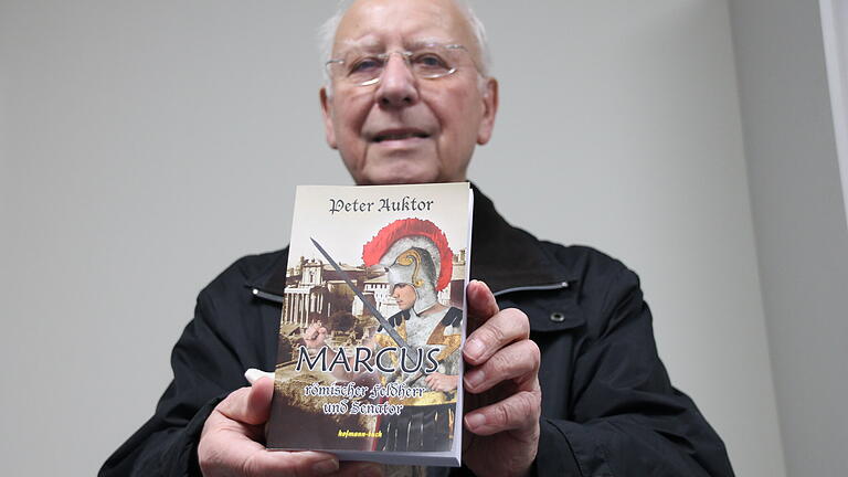 Peter Auktor aus Gemünden mit seinem neuen Roman "Marcus, römischer Feldherr und Senator" Peter Auktor aus Gemünden mit seinem neuen Roman "Marcus, römischer Feldherr und Senator"