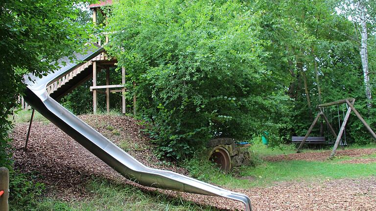 Auf dem Abenteuerspielplatz in Acholshausen können sich Kinder austoben und Erwachsene an einer Kneipp-Anlage entspannen.