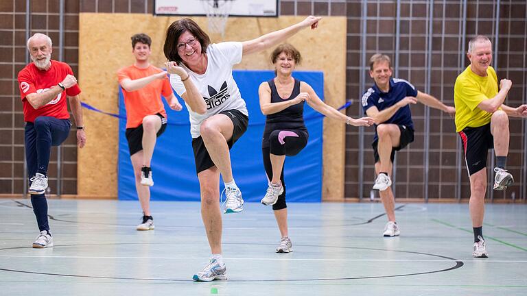 Knie diagonal an den gegenseitigen Ellbogen: gut fürs Gleichgewicht. Knie diagonal an den gegenseitigen Ellbogen: gut fürs Gleichgewicht.
