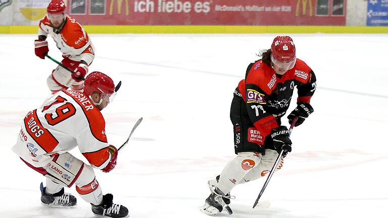 Jamie Akers (rechts, mit dem Pegnitzer Markus Hausner) bereut seinen Wechsel aus Schweinfurt zu den Haßfurter Hawks nicht. Im Heimspiel gegen den EHC Bayreuth an diesem Sonntag will der 24-Jährige wieder Leistung zeigen, damit die Punkte auf dem Konto der Hawks landen.