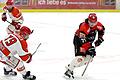 Jamie Akers (rechts, mit dem Pegnitzer Markus Hausner) bereut seinen Wechsel aus Schweinfurt zu den Haßfurter Hawks nicht. Im Heimspiel gegen den EHC Bayreuth an diesem Sonntag will der 24-Jährige wieder Leistung zeigen, damit die Punkte auf dem Konto der Hawks landen.