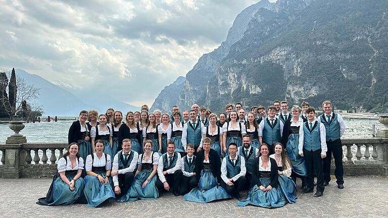 Musikerinnen und Musiker des Musikvereins Rimpar am Gardasee.