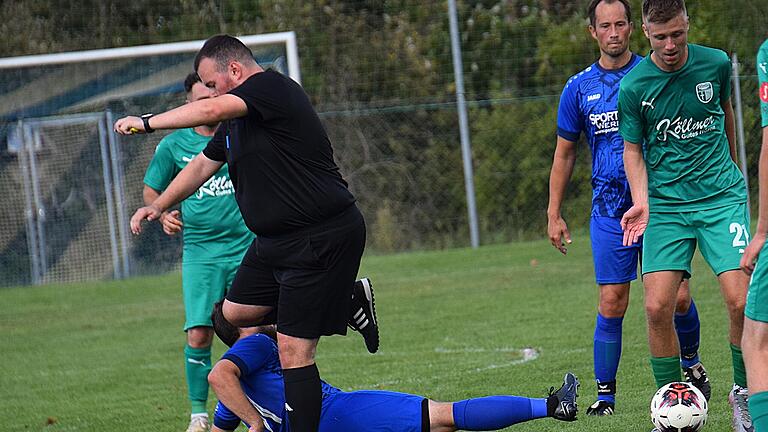 Beim 5:0-Heimsieg ist der VfR Sulzthal derart „on fire“, dass sogar Schiedsrichter Niklas Göbel abgegrätscht wird.       -  Beim 5:0-Heimsieg ist der VfR Sulzthal derart „on fire“, dass sogar Schiedsrichter Niklas Göbel abgegrätscht wird.