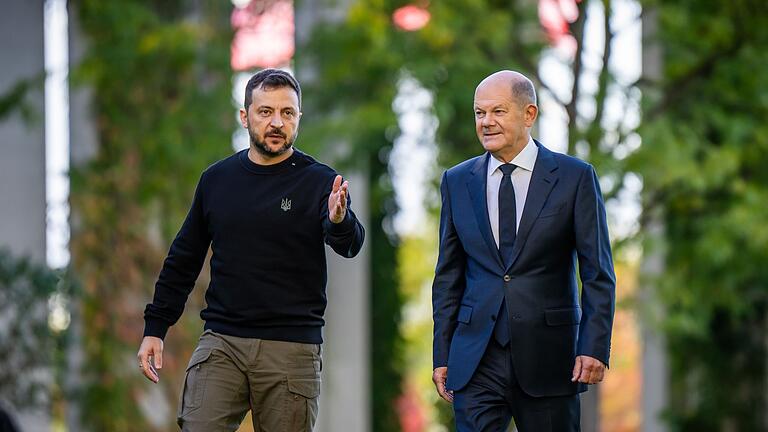 Ukrainischer Präsident Selenskyj in Berlin       -  Auf seiner Europatour hat der ukrainische Präsident Wolodymyr Selenskyj auch bei Kanzler Olaf Scholz in Berlin Halt gemacht, um für neue Militärhilfe zu werben.