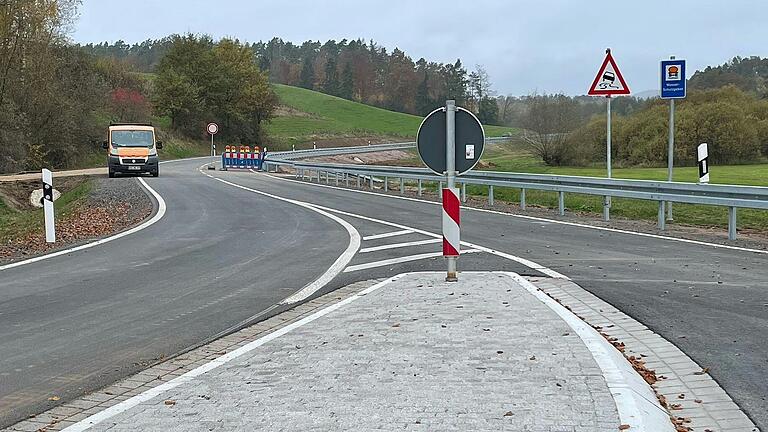 Hier die Einmündung der ausgebauten Staatsstraße 2281 aus Richtung Kirchlauter in die Kreisstraße HAS 59 am Weiler Hasenmühle, Gemeinde  Breitbrunn