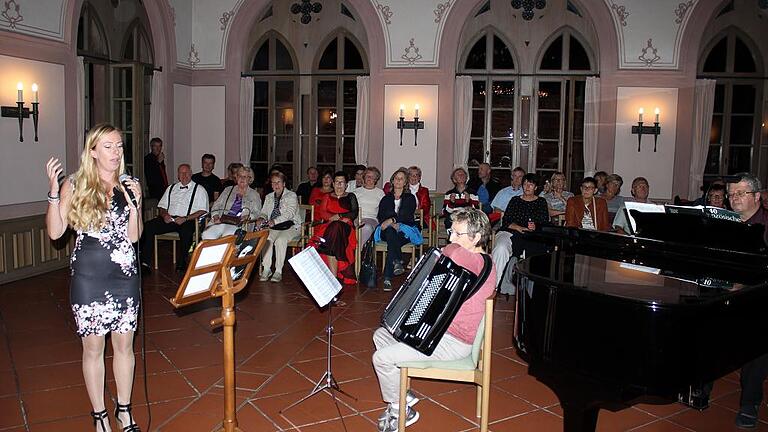 Im Rathaussaal begeisterten Michael Meuser, Irene Schneider und June Weber mit französischen Chansons ihre Zuhörer.