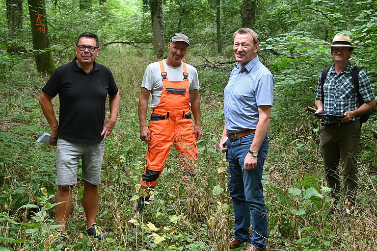 Verantwortlichen der Stadt erläutert Revierförster Wolfgang Schölch (rechts) seine Maßnahmen für den Artenschutz. Mit im Bild (von links) der Vorstand des städtischen Kommunalunternehmens Gerhard Englert, KSO-Mitarbeiter Dirk Rohracker und Bürgermeister Peter Juks. Verantwortlichen der Stadt erläutert Revierförster Wolfgang Schölch (rechts) seine Maßnahmen für den Artenschutz. Mit im Bild (von links) der Vorstand des städtischen Kommunalunternehmens Gerhard Englert, KSO-Mitarbeiter Dirk Rohracker und Bürgermeister Peter Juks.