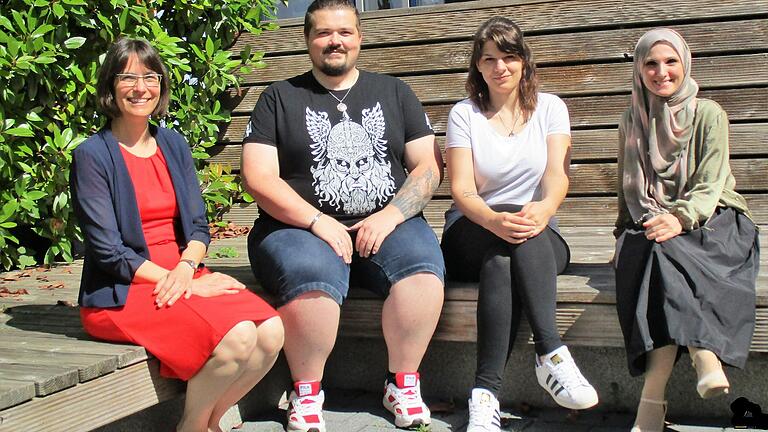 Abitur am Bayernkolleg unter Corona-Bedingungen. Bild von links: Schulleiterin Gabriele Seelmann, Stefan Blanchard, Mandy Blanchard und Marsela Castellino.