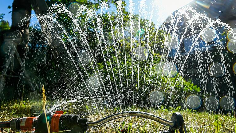 Bitte nicht: Angesichts der Wassernöte in Unterfranken rät die Regierung von Unterfranken dringend vom Rasensprengen ab.