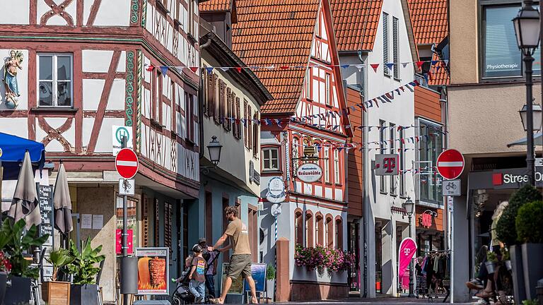 Unterwegs auf dem Kulturweg 'Über sieben Hügel kannst Du gehn':&nbsp; Die Innenstadt Marktheidenfelds ist von Fachwerk geprägt.