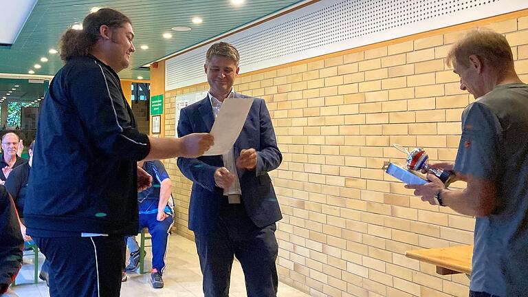 Der Schirmherr der diesjährigen Stadtmeisterschaften im Tischtennis, 1. Bürgermeister Michael Kraus gratulierte Manuel Nöth vom SV Herschfeld zum Sieg im Einzel der aktiven Spieler.