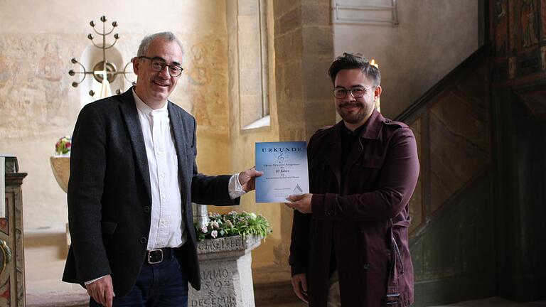 KMD Thomas Riegler und Kirchenmusikjubilar Alexander Neugebauer bei der Urkundenübergabe.